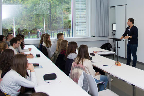 Gespräch auf Augenhöhe: Es fällt leichter, wenn jemand den Uni-Alltag erklärt, der nicht viel älter ist.