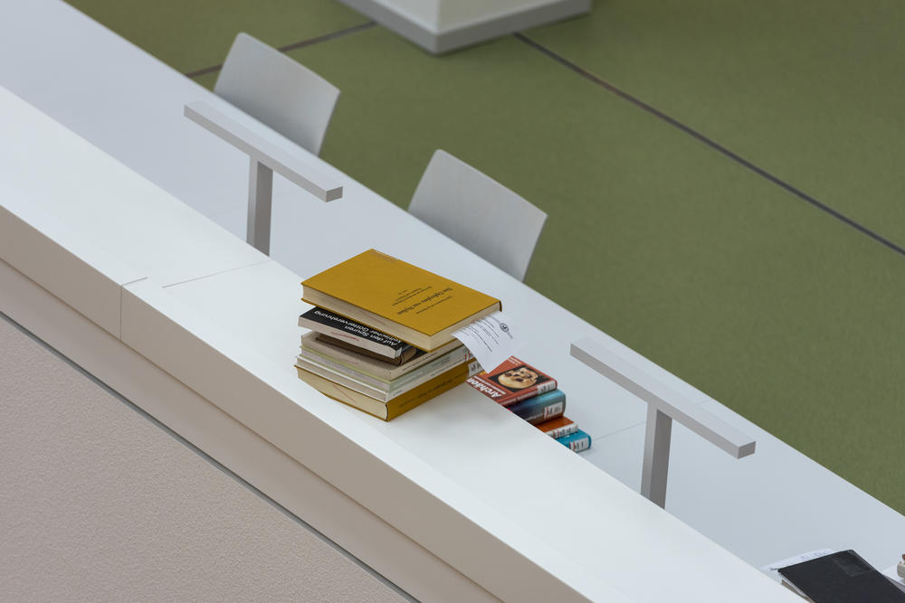 Blick auf einen Bücherstapel in der Campusbibliothek