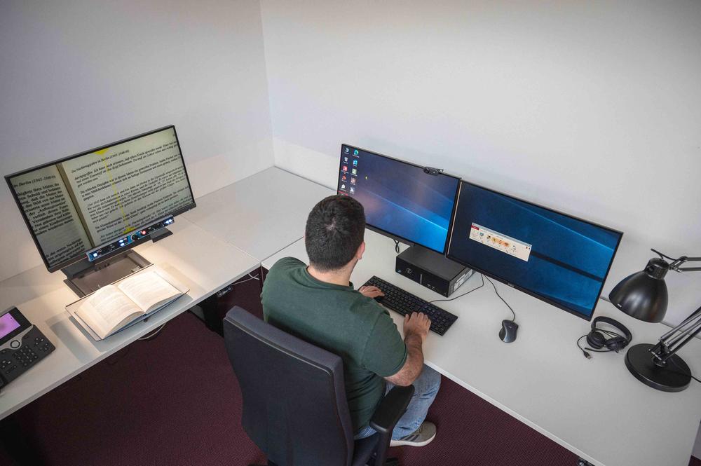 Blick auf den inklusiven Arbeitsplatz in der Campusbibliothek