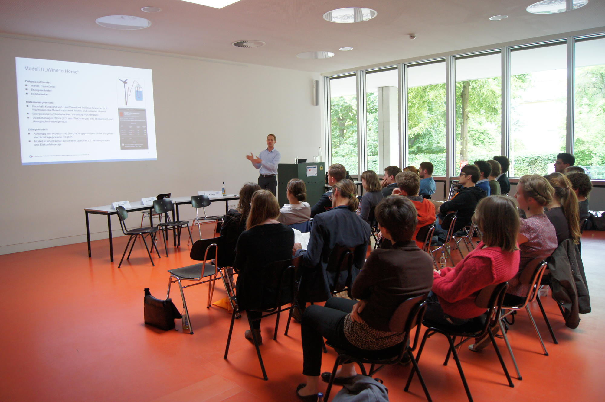 Vorträge und Diskussion über Wege zur Green Economy