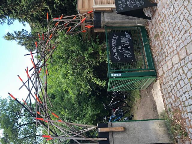 Neue Beschilderung in der Blätterlaube