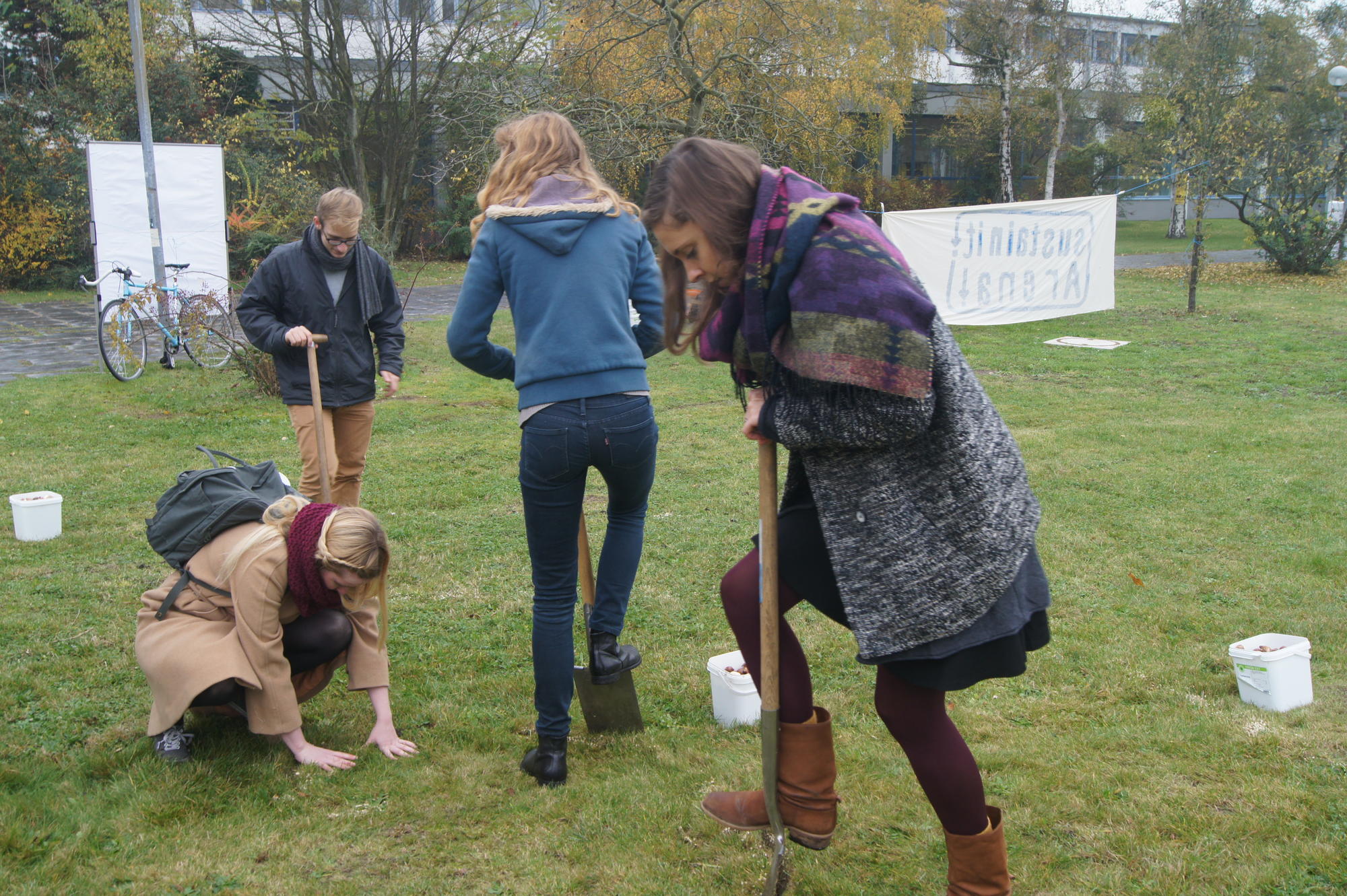 Gemeinsames Blumenpflanzen