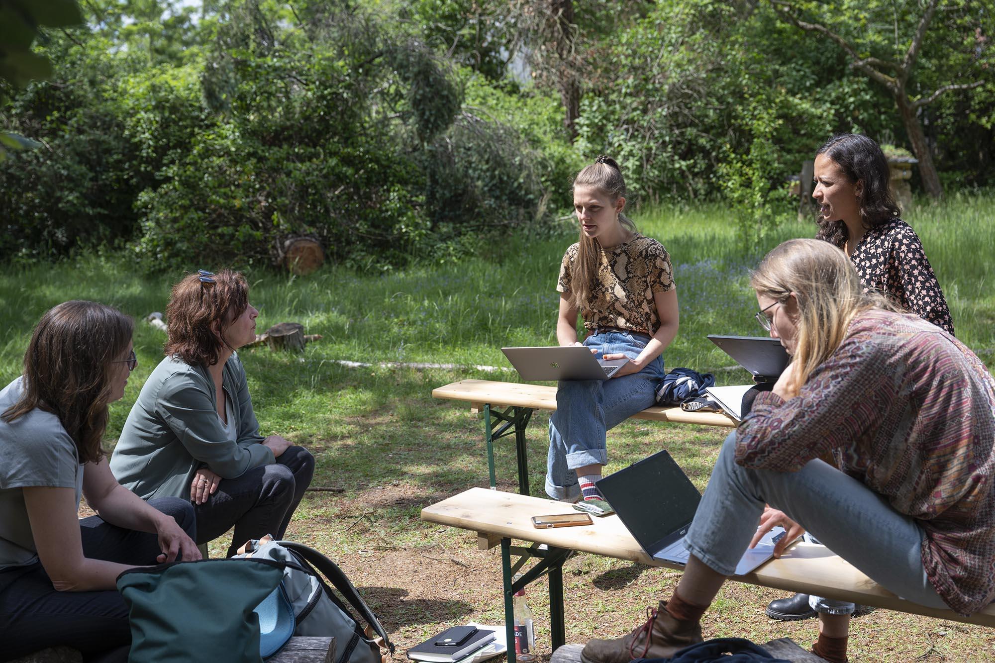 Das Organisationsteam der diesjährigen Hochschultage Nachhaltigkeit + Klimaschutz: (v.l.n.r.) Judith Hübner, Karola Braun-Wanke, Marit Braunschweig, Maura Kratz und Isabella Pfusterer. Nicht auf dem Foto: Tessa Schröder und Clara Tietze.