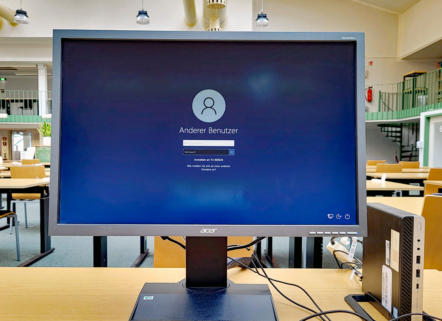 FUB-IT-PC mit Login-Bildschirm (Windows-Oberfläche)