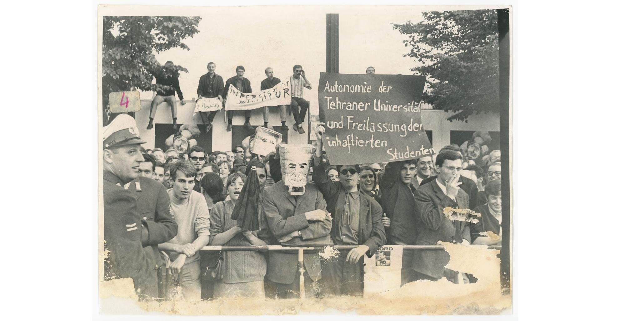 Schaulustige und Demonstrierende auf dem südlichen Gehweg der Bismarckstraße gegenüber der Deutschen Oper in Berlin-Charlottenburg