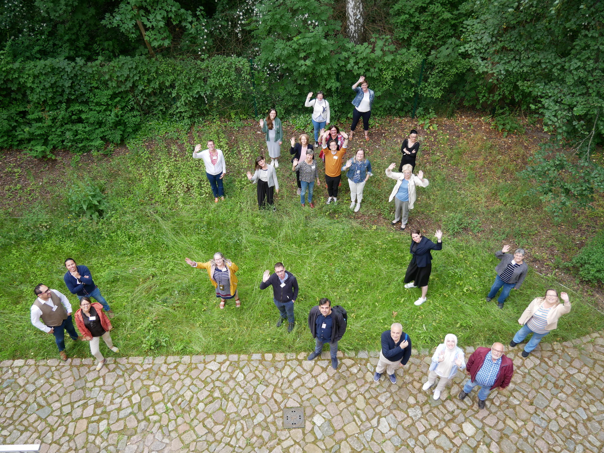 Library Track 2022: Teilnehmende und Organisationsteam auf einer imaginären Weltkarte