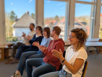 Wir klatschen zum Abschied des UBtoDate-Newsletters