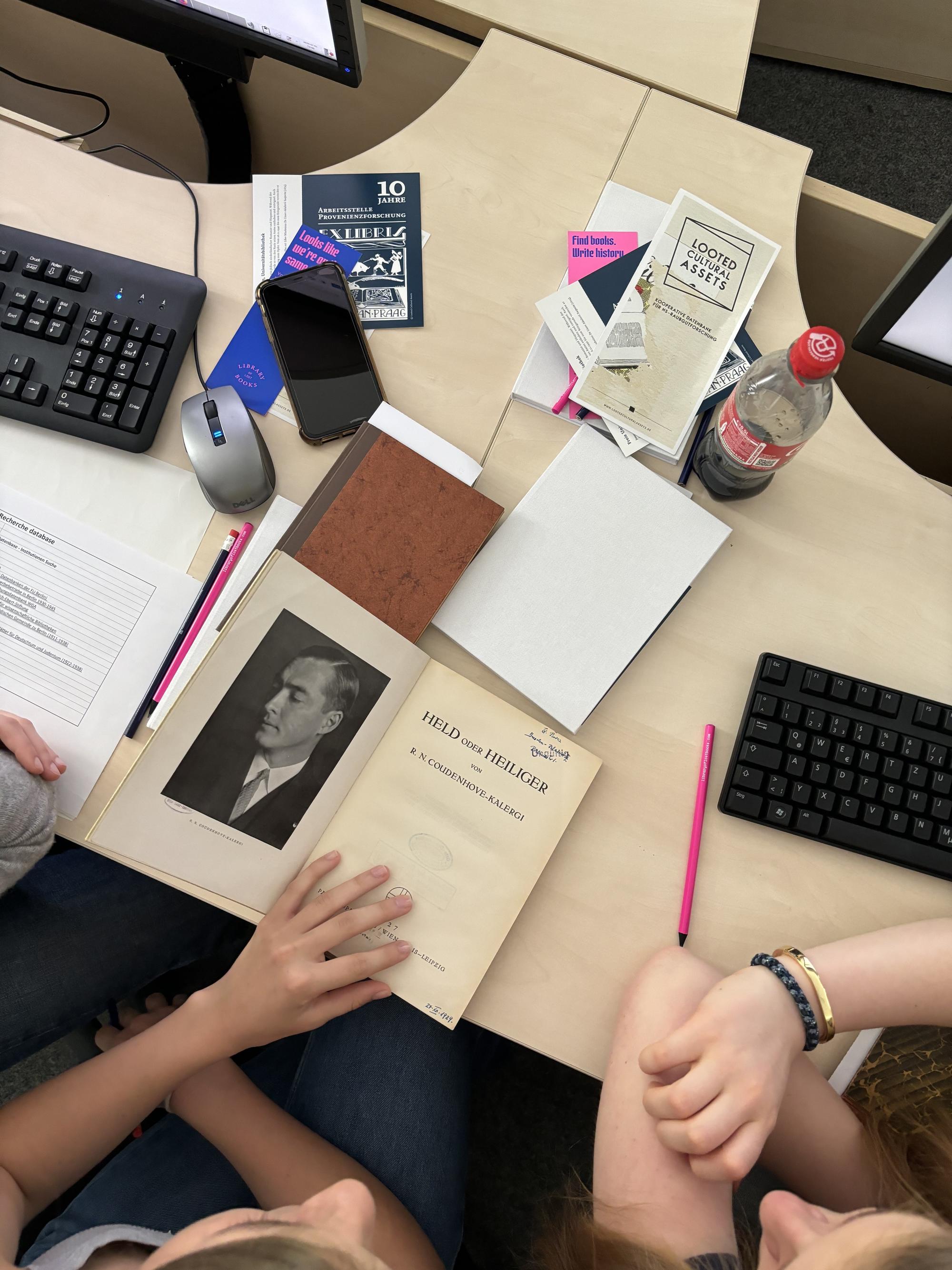 Schüler*innen untersuchen ausgewählte Bücher auf Provenienzspuren.