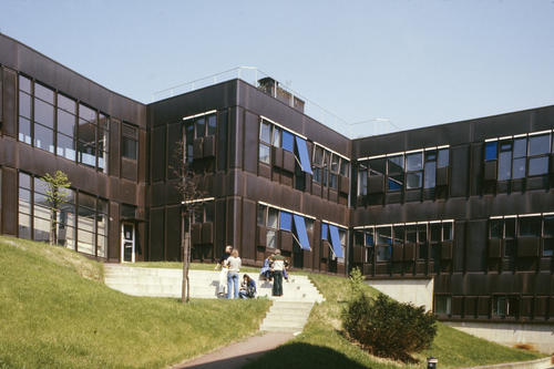 Studierende im Innenhof der Rostlaube