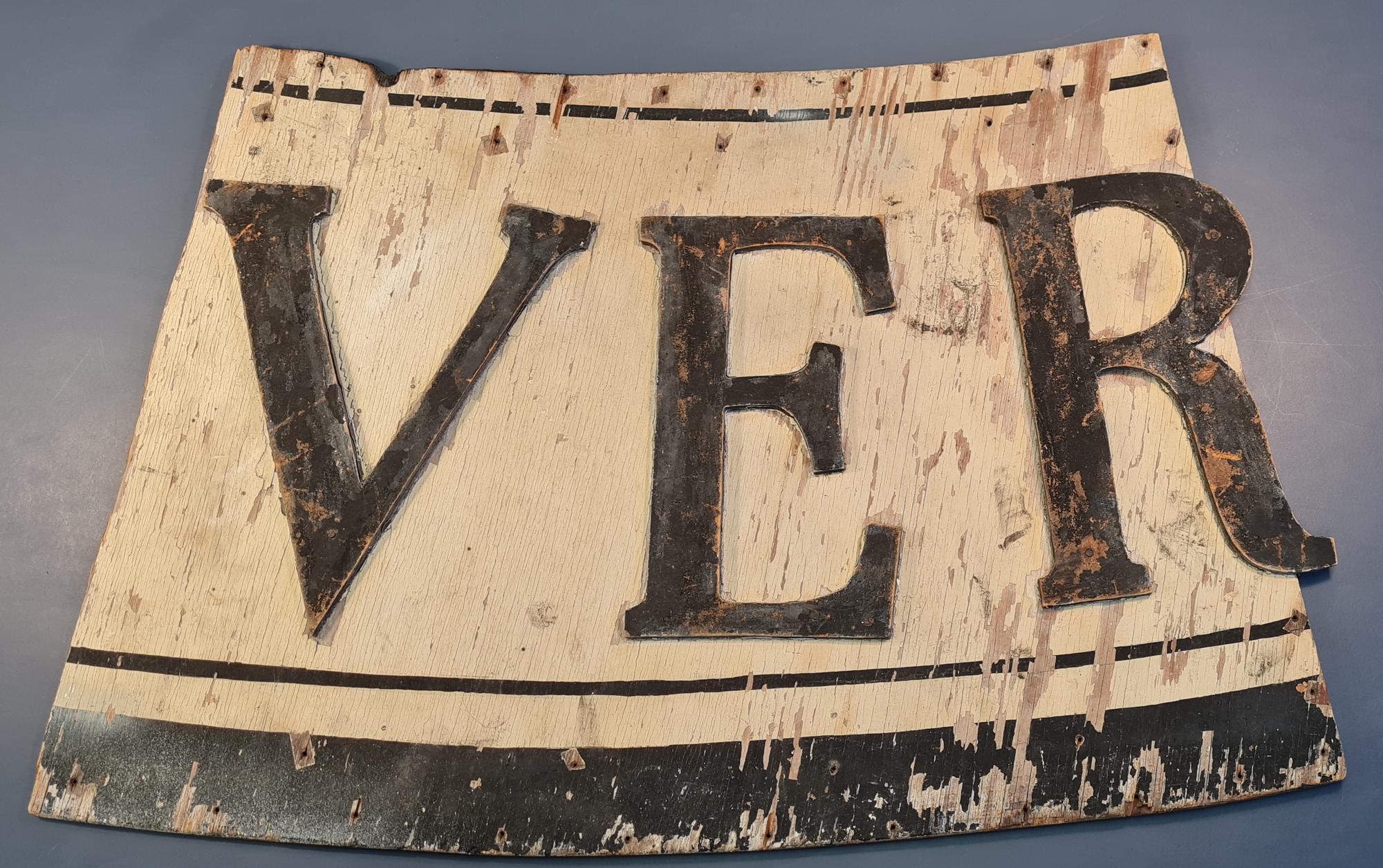 Teil des zerstörten Wappens der Freien Universität Berlin