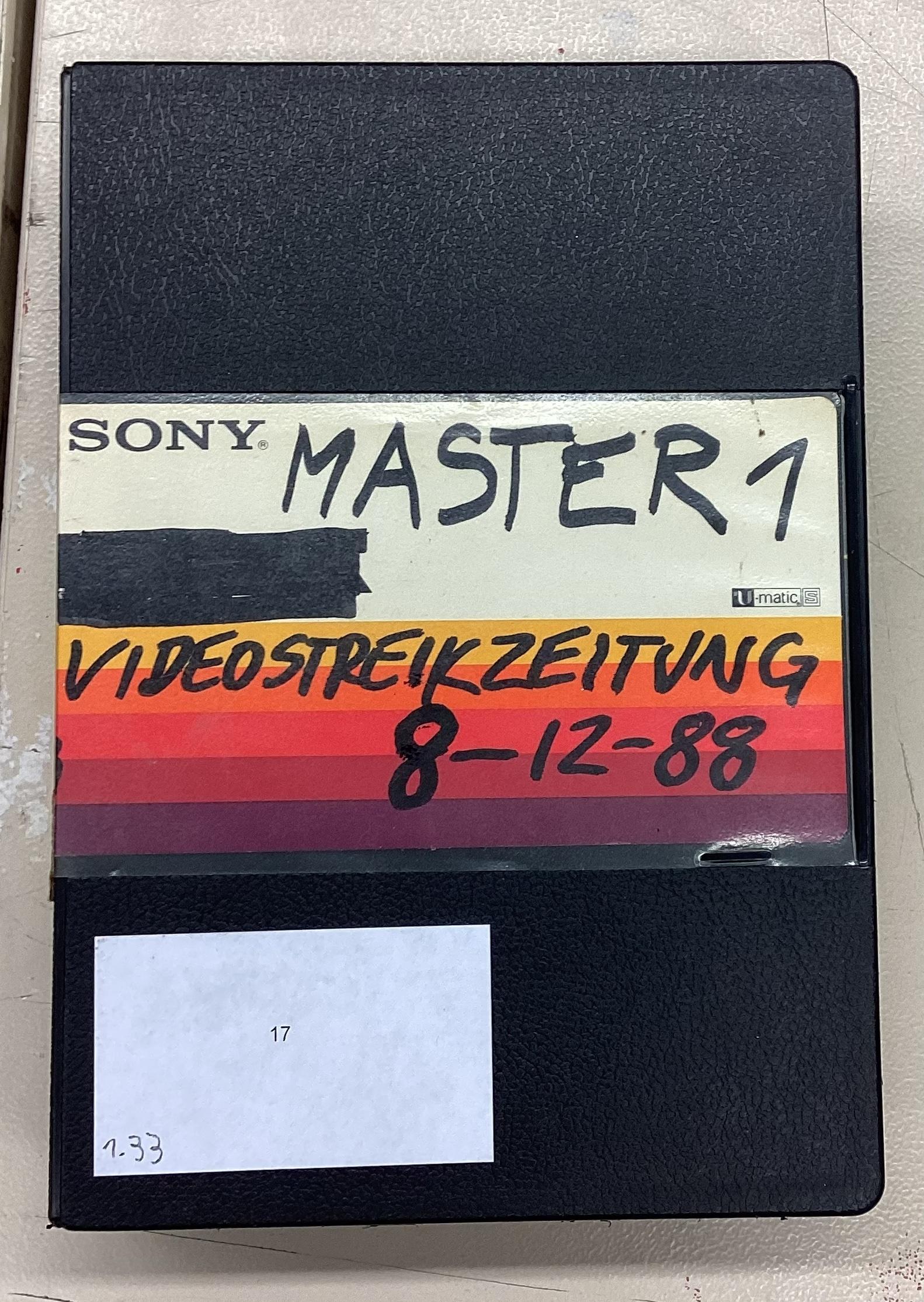 Hülle der U-matic S mit der ersten Ausgabe der Videostreikzeitung vom 8. Dezember 1988.