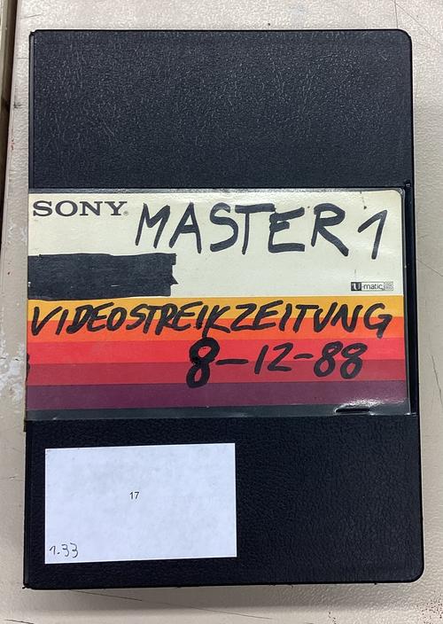 Hülle der U-matic S mit der ersten Ausgabe der Videostreikzeitung vom 8. Dezember 1988.