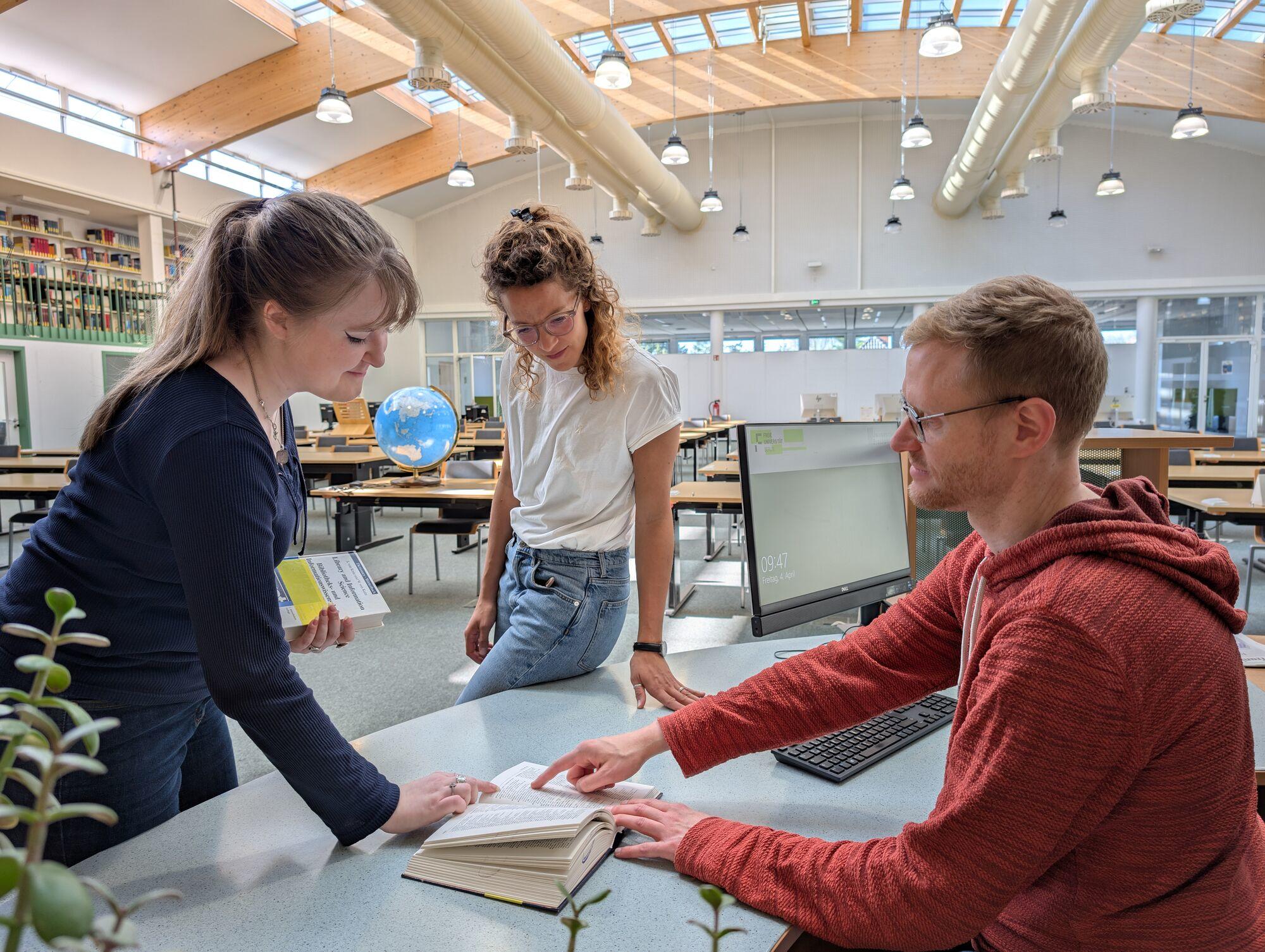 Beratungsgespräch an der Lesesaaltheke