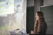 Rebecca Rongstock, Koordinatorin für Biodiversitätsmanagement an der Freien Universität, berichtete vom Prozess der Strategieentwicklung und den bisher erarbeiteten Inhalten.