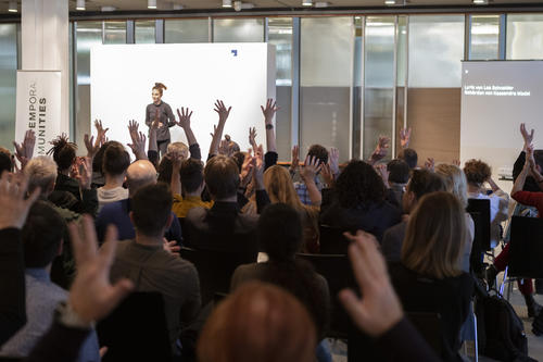 The Cluster of Excellence “Temporal Communities” held a series of events for their grand opening from October 24 to 26, 2019. The Cluster brings together literary scholars from various backgrounds.