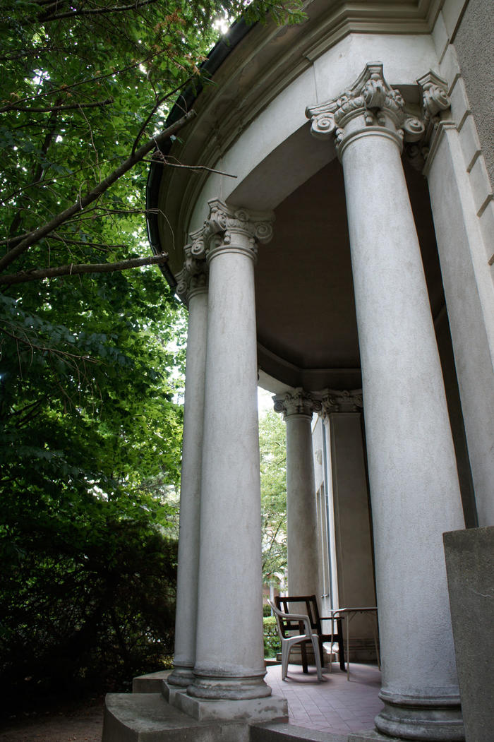 Halbrunde Säulenloggia am Gebäudeeingang