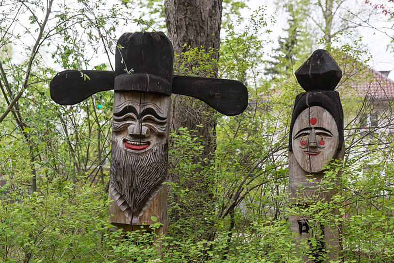Traditionelle koreanische Geisterpfähle, die am Eingang eines Dorfes zur Abschreckung böser Geister errichtet wurden und als Schutzgottheit dienten.