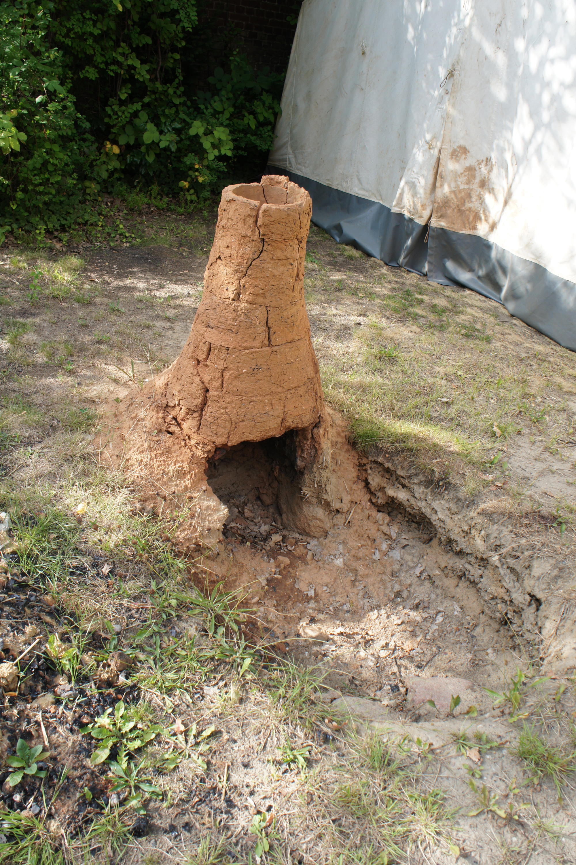 Nachbau eines Lehmofens im Rahmen der Langen Nacht der Wissenschaften